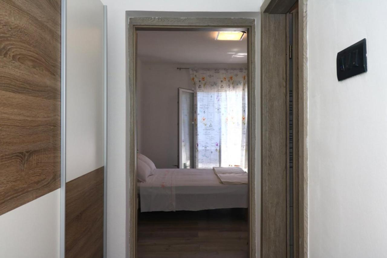 Apartmani Mikin Betina  Buitenkant foto