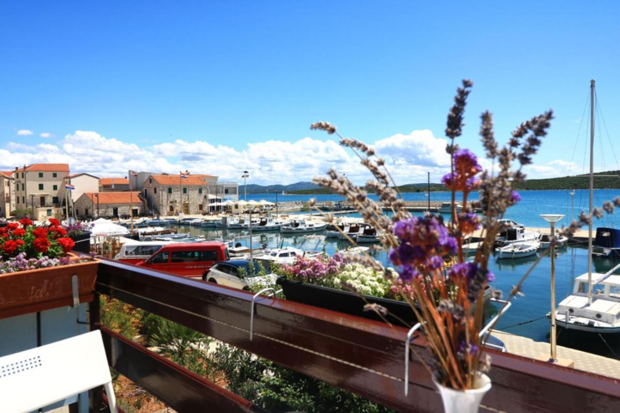 Apartmani Mikin Betina  Buitenkant foto