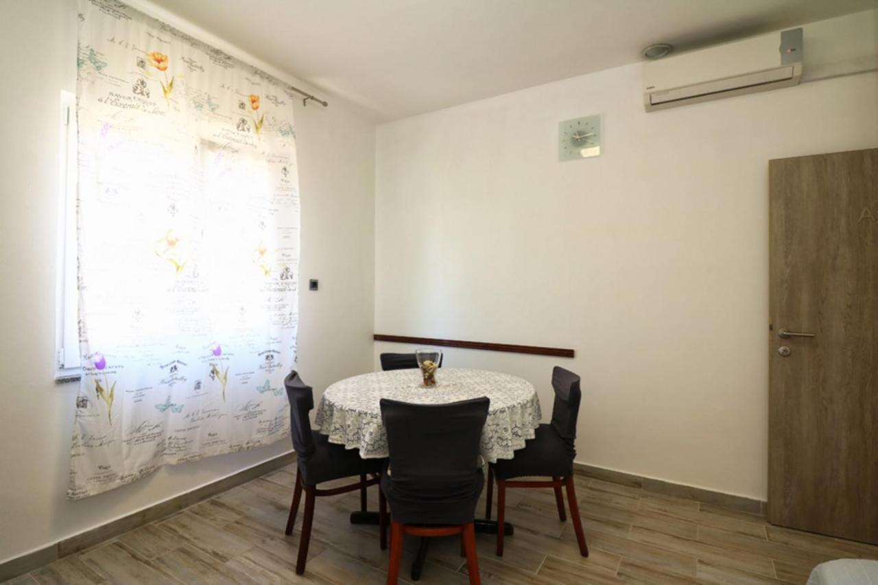 Apartmani Mikin Betina  Buitenkant foto