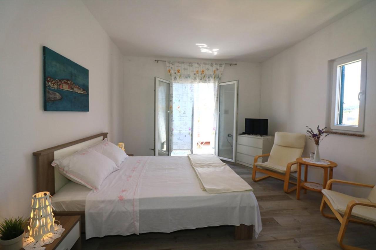 Apartmani Mikin Betina  Buitenkant foto