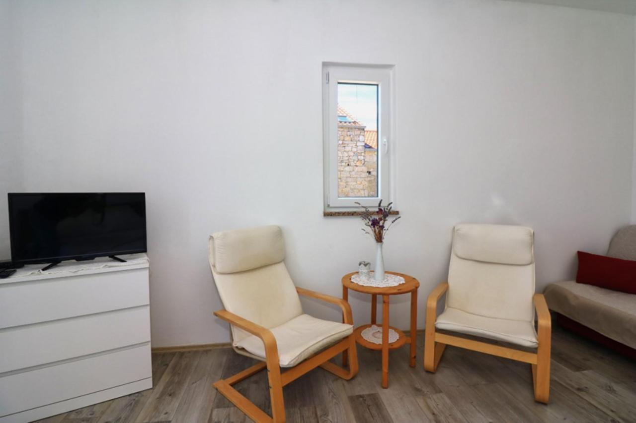 Apartmani Mikin Betina  Buitenkant foto
