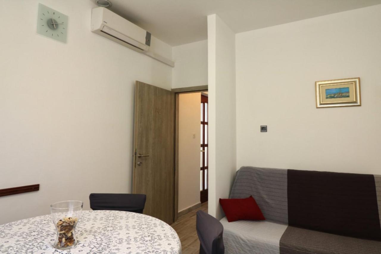 Apartmani Mikin Betina  Buitenkant foto