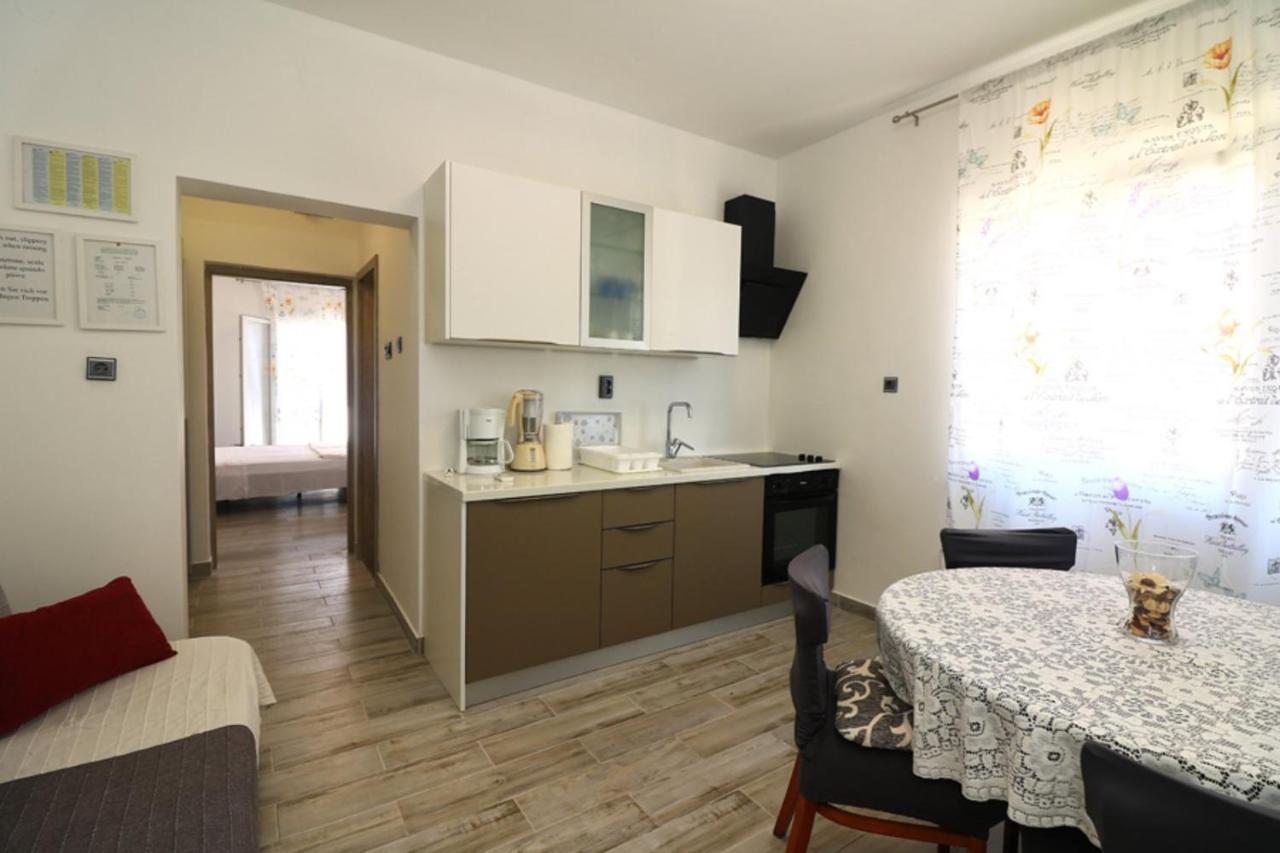 Apartmani Mikin Betina  Buitenkant foto