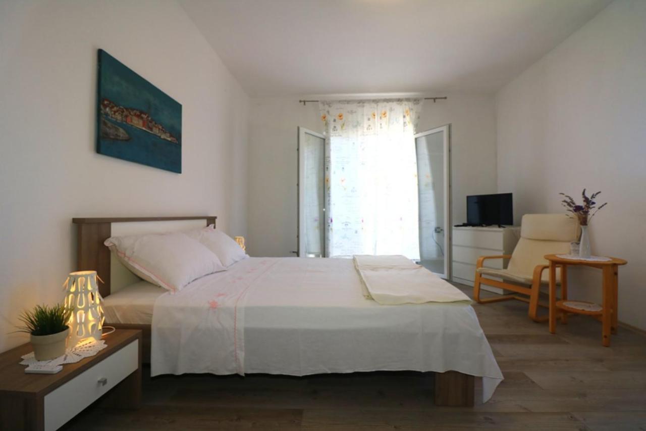 Apartmani Mikin Betina  Buitenkant foto