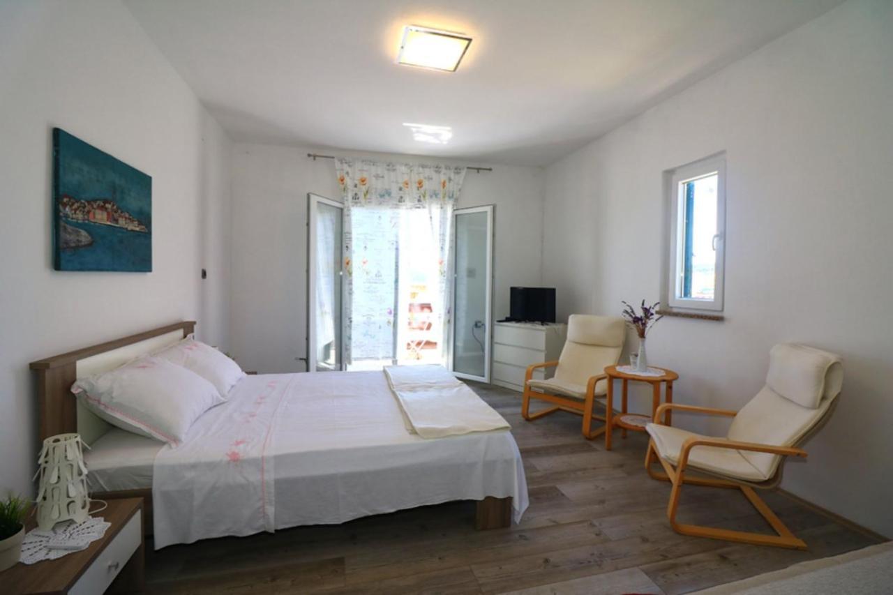 Apartmani Mikin Betina  Buitenkant foto
