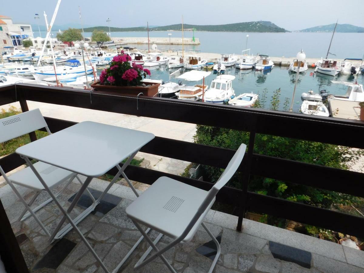 Apartmani Mikin Betina  Buitenkant foto
