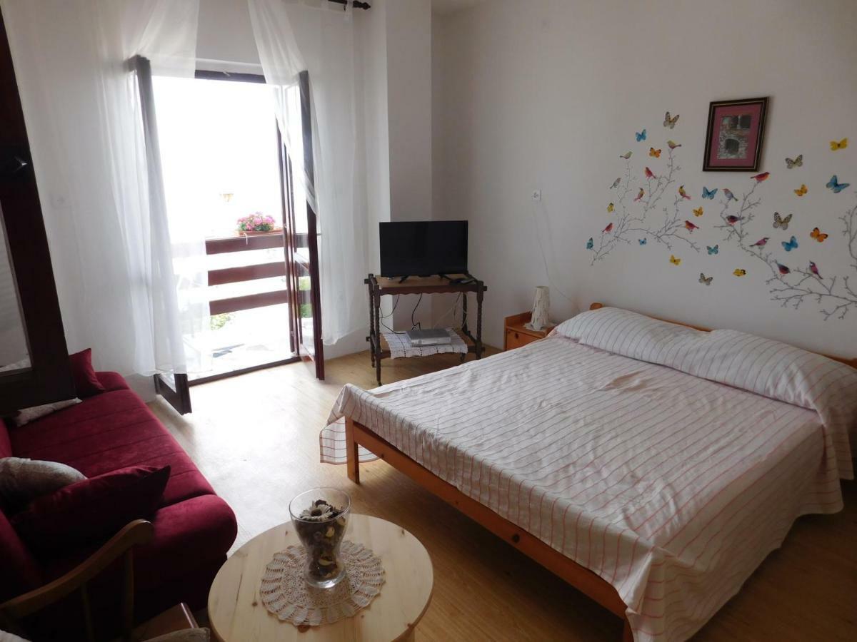 Apartmani Mikin Betina  Buitenkant foto
