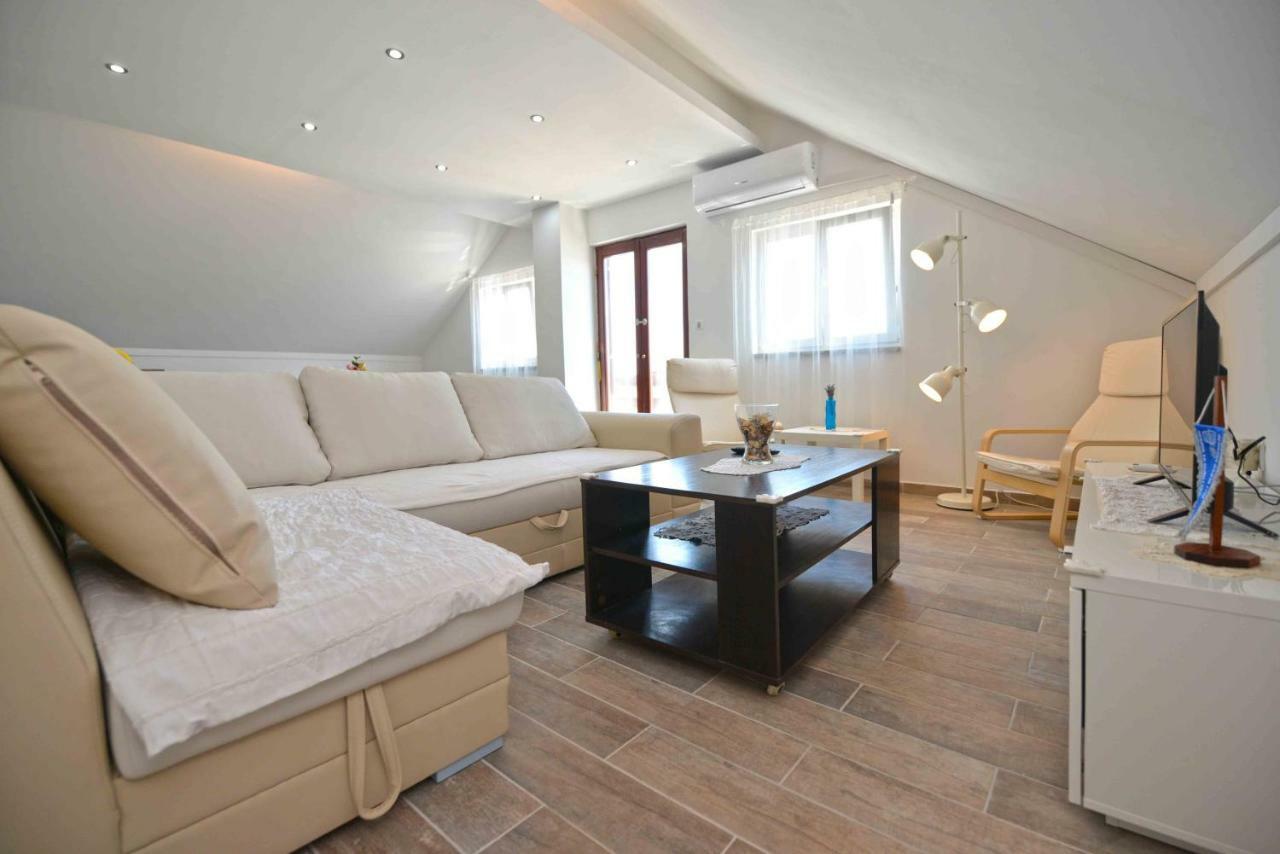 Apartmani Mikin Betina  Buitenkant foto