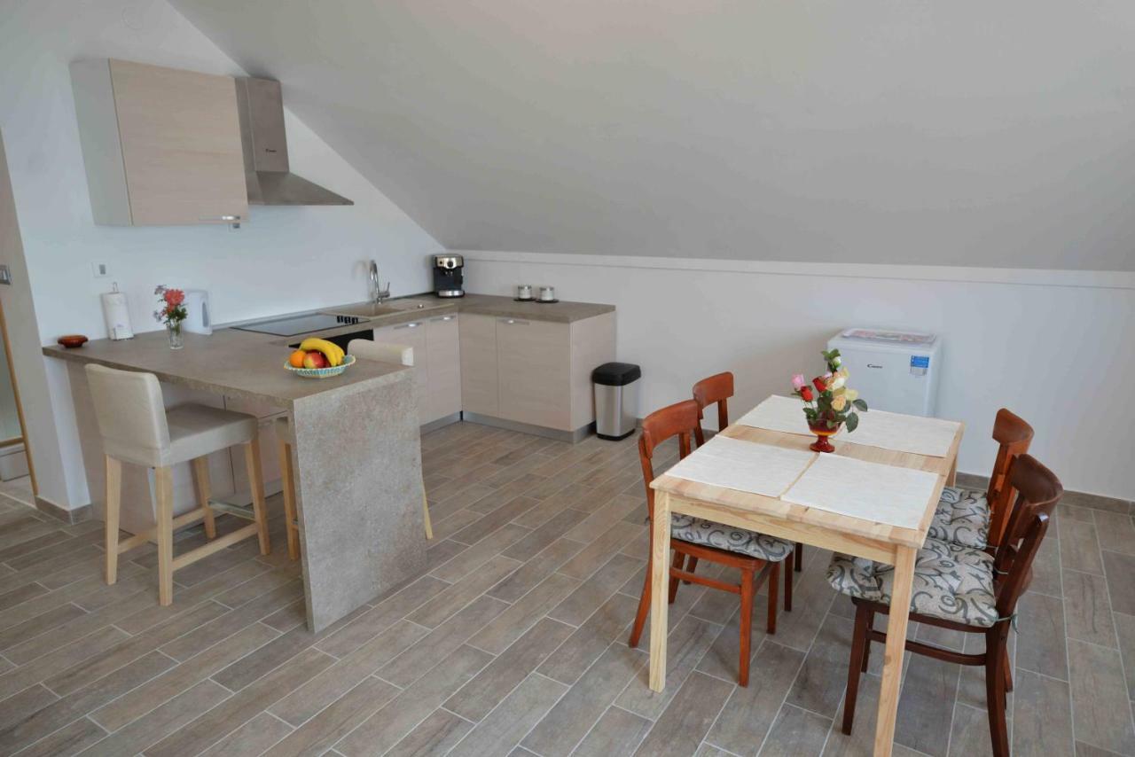 Apartmani Mikin Betina  Buitenkant foto