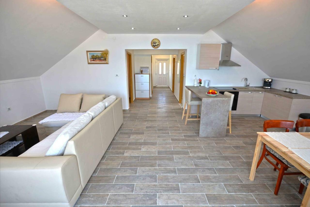 Apartmani Mikin Betina  Buitenkant foto
