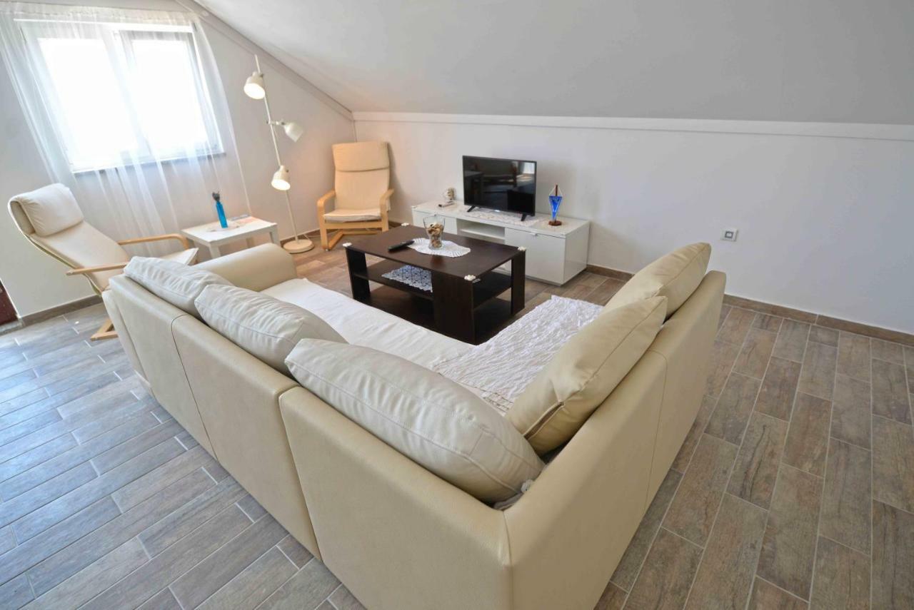 Apartmani Mikin Betina  Buitenkant foto