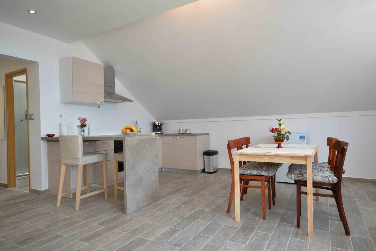 Apartmani Mikin Betina  Buitenkant foto