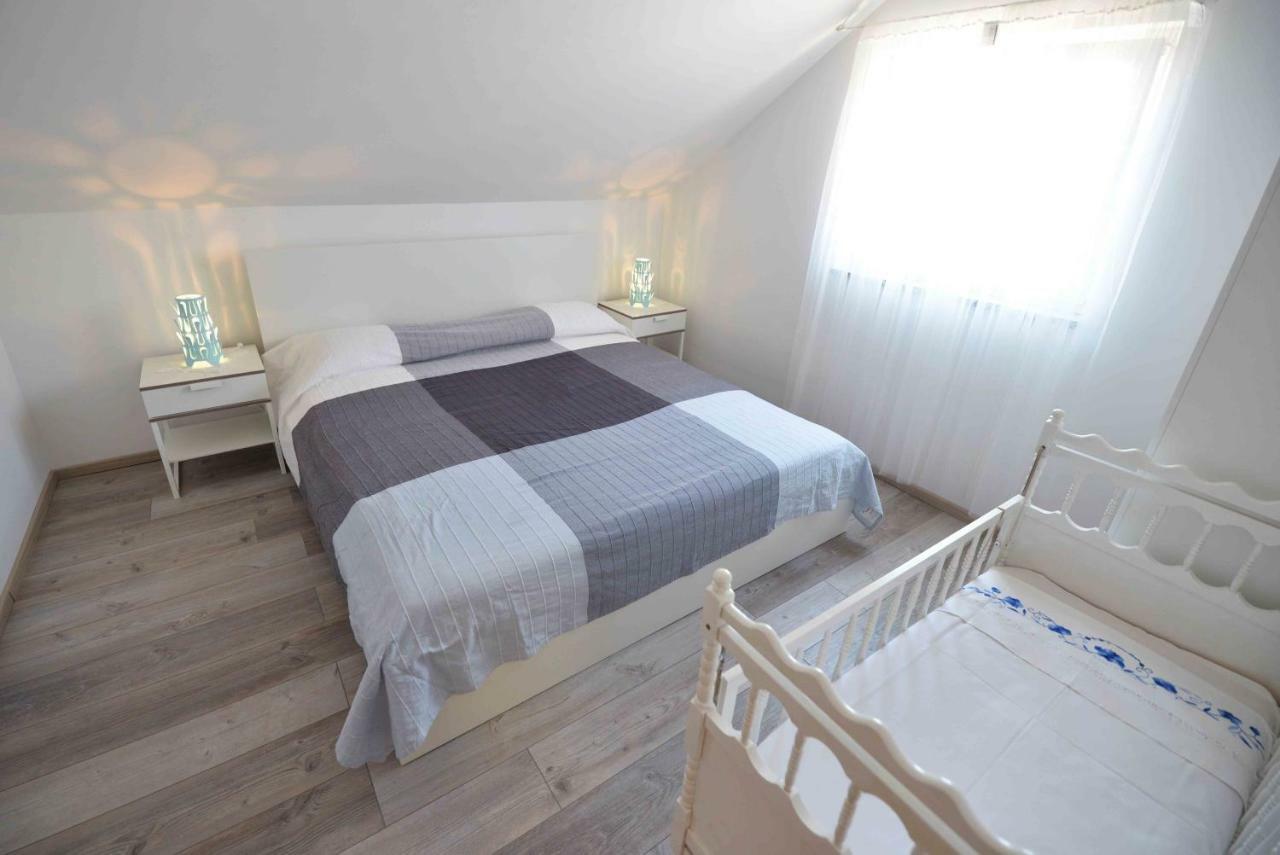 Apartmani Mikin Betina  Buitenkant foto