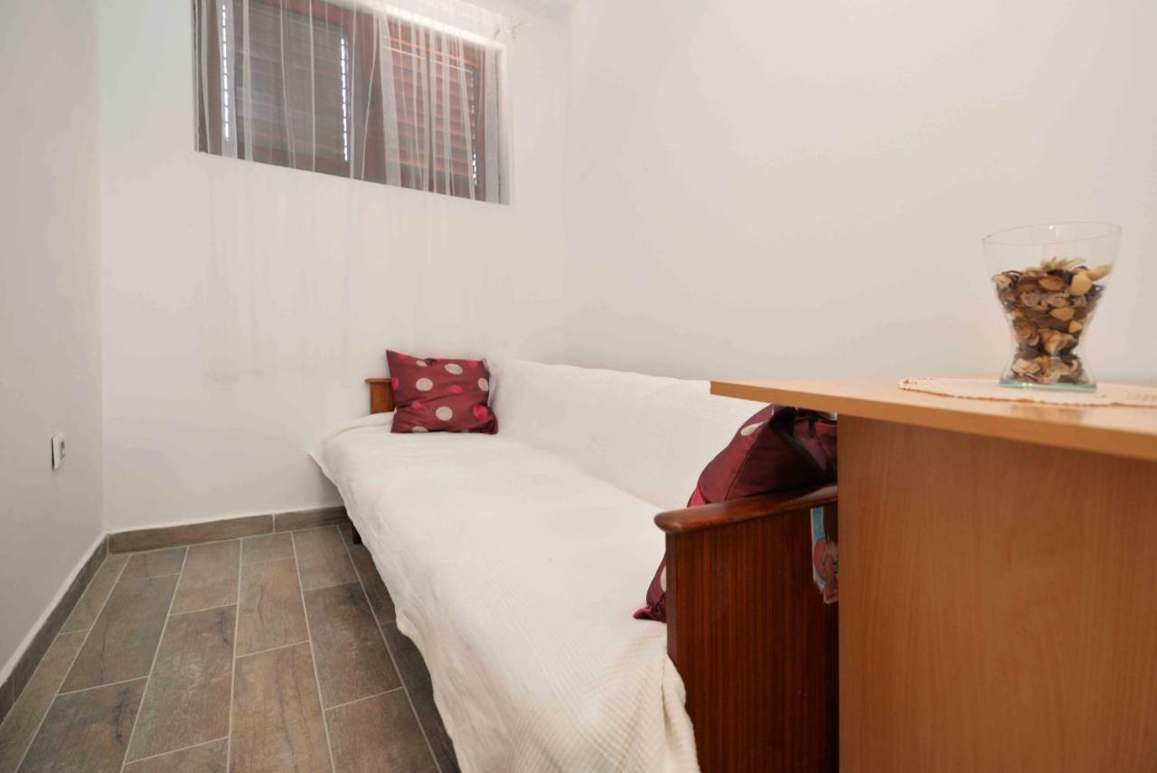 Apartmani Mikin Betina  Buitenkant foto