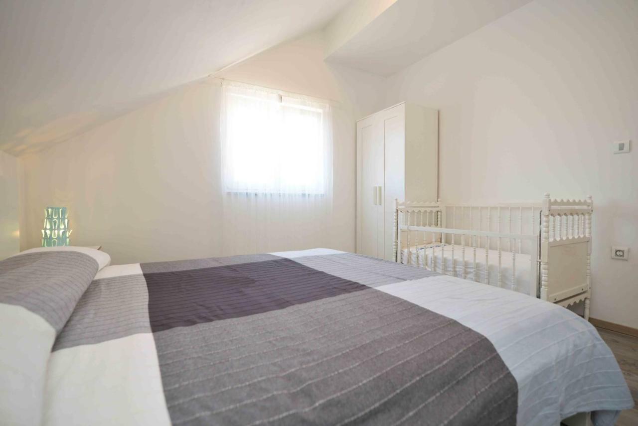 Apartmani Mikin Betina  Buitenkant foto
